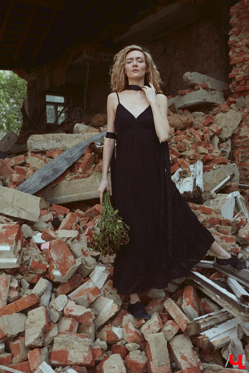 Вы наверняка слышали про обрушение части фасада на втором этаже здания № 84 на Большой Московской. В итоге состояние некоторых строений Владимира снова стало поводом для беспокойства людей. Старинные объекты в самом сердце города в один миг превращаются в груду камней. Яркий тому пример — руины на месте дома № 18 на 2-й Никольской, которые не просто так послужили площадкой для творческого экспириенса. Перформанс нацелен привлечь внимание общественности к ставшей уже острой проблеме.