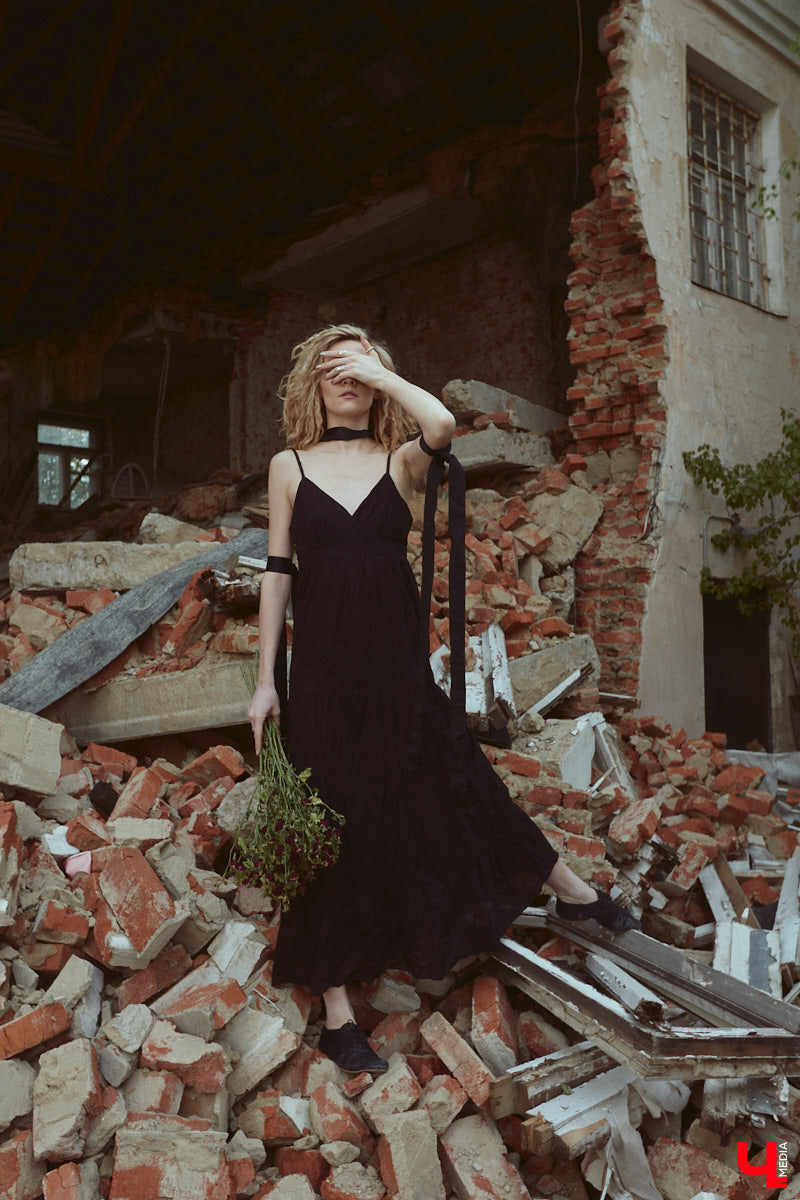 Вы наверняка слышали про обрушение части фасада на втором этаже здания № 84 на Большой Московской. В итоге состояние некоторых строений Владимира снова стало поводом для беспокойства людей. Старинные объекты в самом сердце города в один миг превращаются в груду камней. Яркий тому пример — руины на месте дома № 18 на 2-й Никольской, которые не просто так послужили площадкой для творческого экспириенса. Перформанс нацелен привлечь внимание общественности к ставшей уже острой проблеме.