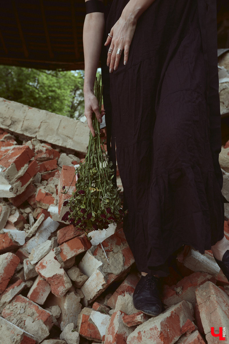 Вы наверняка слышали про обрушение части фасада на втором этаже здания № 84 на Большой Московской. В итоге состояние некоторых строений Владимира снова стало поводом для беспокойства людей. Старинные объекты в самом сердце города в один миг превращаются в груду камней. Яркий тому пример — руины на месте дома № 18 на 2-й Никольской, которые не просто так послужили площадкой для творческого экспириенса. Перформанс нацелен привлечь внимание общественности к ставшей уже острой проблеме.