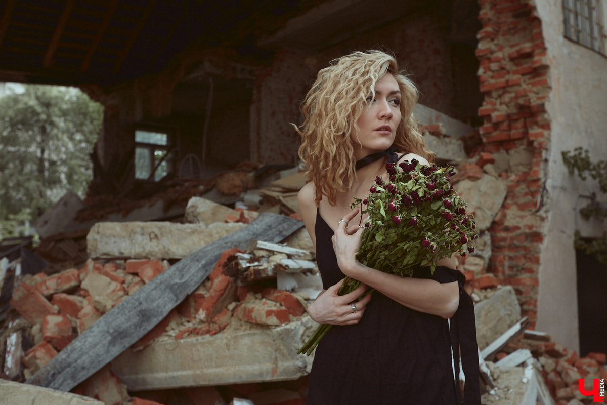 Вы наверняка слышали про обрушение части фасада на втором этаже здания № 84 на Большой Московской. В итоге состояние некоторых строений Владимира снова стало поводом для беспокойства людей. Старинные объекты в самом сердце города в один миг превращаются в груду камней. Яркий тому пример — руины на месте дома № 18 на 2-й Никольской, которые не просто так послужили площадкой для творческого экспириенса. Перформанс нацелен привлечь внимание общественности к ставшей уже острой проблеме.