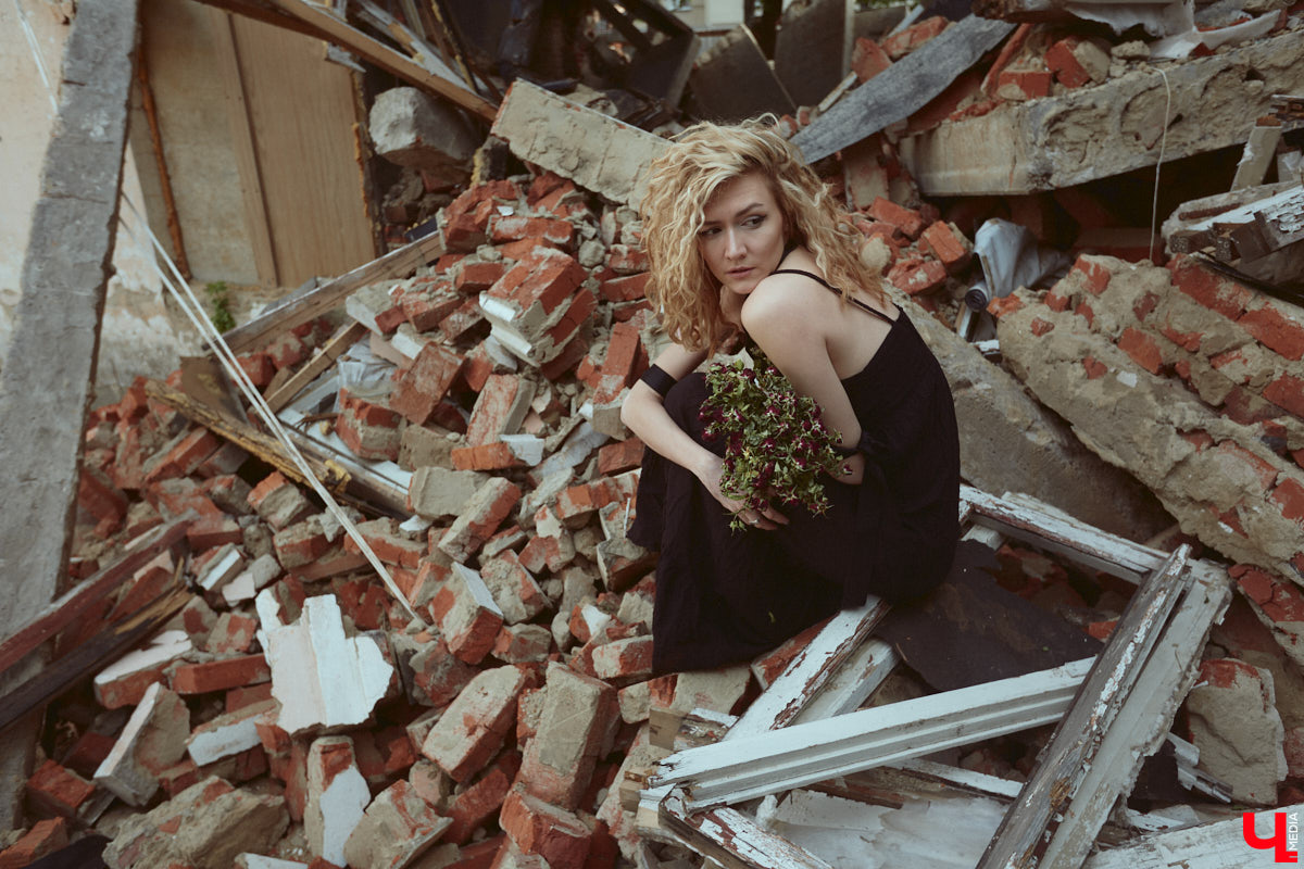 Вы наверняка слышали про обрушение части фасада на втором этаже здания № 84 на Большой Московской. В итоге состояние некоторых строений Владимира снова стало поводом для беспокойства людей. Старинные объекты в самом сердце города в один миг превращаются в груду камней. Яркий тому пример — руины на месте дома № 18 на 2-й Никольской, которые не просто так послужили площадкой для творческого экспириенса. Перформанс нацелен привлечь внимание общественности к ставшей уже острой проблеме.