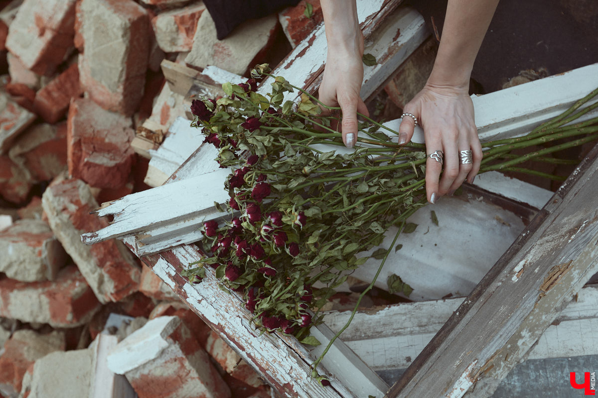 Вы наверняка слышали про обрушение части фасада на втором этаже здания № 84 на Большой Московской. В итоге состояние некоторых строений Владимира снова стало поводом для беспокойства людей. Старинные объекты в самом сердце города в один миг превращаются в груду камней. Яркий тому пример — руины на месте дома № 18 на 2-й Никольской, которые не просто так послужили площадкой для творческого экспириенса. Перформанс нацелен привлечь внимание общественности к ставшей уже острой проблеме.