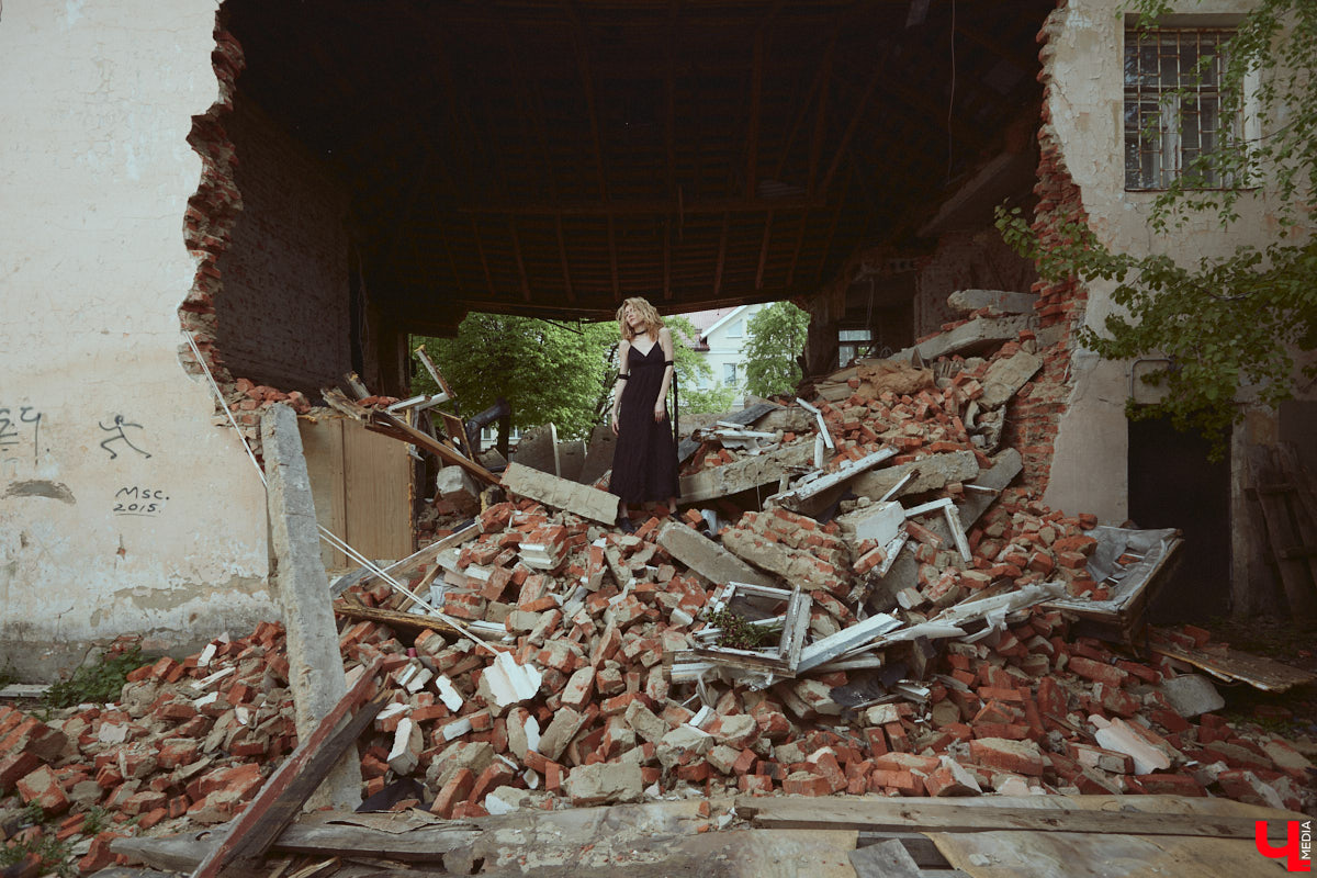 Вы наверняка слышали про обрушение части фасада на втором этаже здания № 84 на Большой Московской. В итоге состояние некоторых строений Владимира снова стало поводом для беспокойства людей. Старинные объекты в самом сердце города в один миг превращаются в груду камней. Яркий тому пример — руины на месте дома № 18 на 2-й Никольской, которые не просто так послужили площадкой для творческого экспириенса. Перформанс нацелен привлечь внимание общественности к ставшей уже острой проблеме.