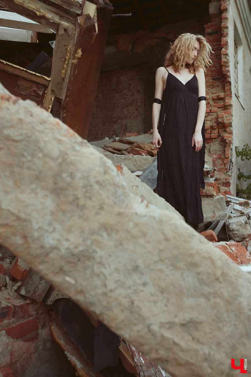 Вы наверняка слышали про обрушение части фасада на втором этаже здания № 84 на Большой Московской. В итоге состояние некоторых строений Владимира снова стало поводом для беспокойства людей. Старинные объекты в самом сердце города в один миг превращаются в груду камней. Яркий тому пример — руины на месте дома № 18 на 2-й Никольской, которые не просто так послужили площадкой для творческого экспириенса. Перформанс нацелен привлечь внимание общественности к ставшей уже острой проблеме.