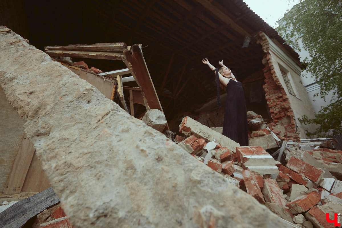 Вы наверняка слышали про обрушение части фасада на втором этаже здания № 84 на Большой Московской. В итоге состояние некоторых строений Владимира снова стало поводом для беспокойства людей. Старинные объекты в самом сердце города в один миг превращаются в груду камней. Яркий тому пример — руины на месте дома № 18 на 2-й Никольской, которые не просто так послужили площадкой для творческого экспириенса. Перформанс нацелен привлечь внимание общественности к ставшей уже острой проблеме.