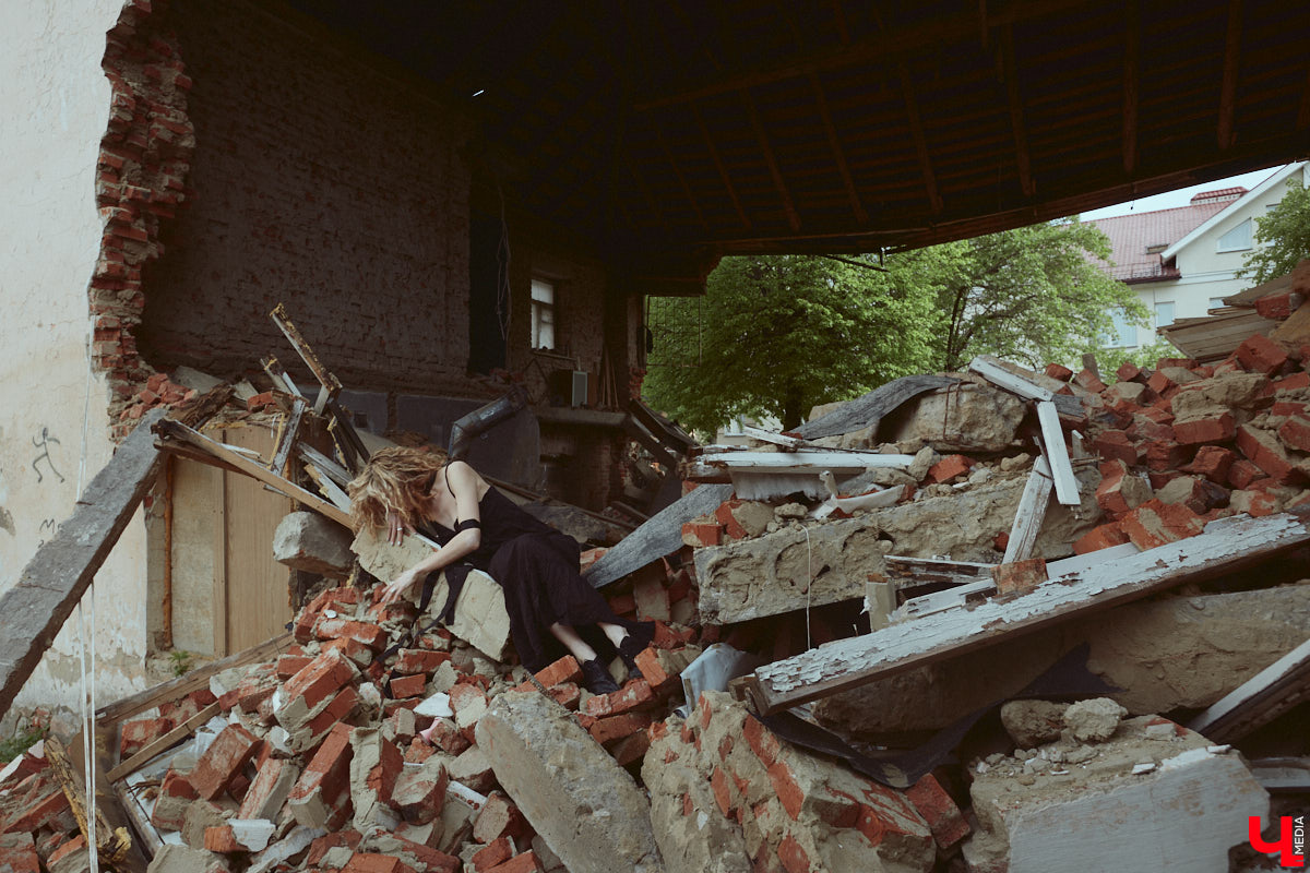 Вы наверняка слышали про обрушение части фасада на втором этаже здания № 84 на Большой Московской. В итоге состояние некоторых строений Владимира снова стало поводом для беспокойства людей. Старинные объекты в самом сердце города в один миг превращаются в груду камней. Яркий тому пример — руины на месте дома № 18 на 2-й Никольской, которые не просто так послужили площадкой для творческого экспириенса. Перформанс нацелен привлечь внимание общественности к ставшей уже острой проблеме.