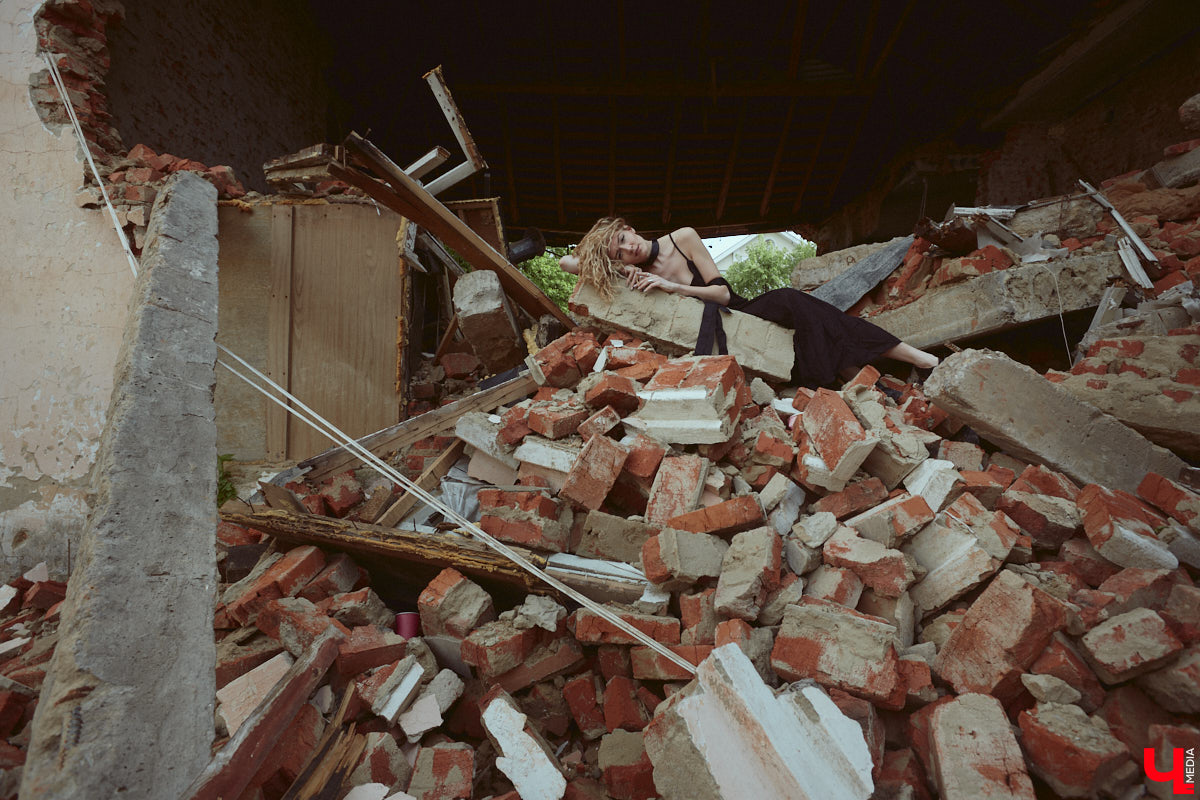 Вы наверняка слышали про обрушение части фасада на втором этаже здания № 84 на Большой Московской. В итоге состояние некоторых строений Владимира снова стало поводом для беспокойства людей. Старинные объекты в самом сердце города в один миг превращаются в груду камней. Яркий тому пример — руины на месте дома № 18 на 2-й Никольской, которые не просто так послужили площадкой для творческого экспириенса. Перформанс нацелен привлечь внимание общественности к ставшей уже острой проблеме.