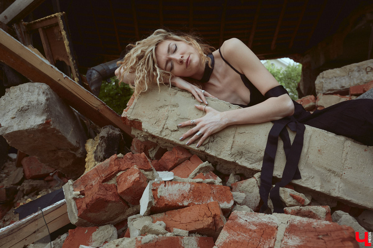 Вы наверняка слышали про обрушение части фасада на втором этаже здания № 84 на Большой Московской. В итоге состояние некоторых строений Владимира снова стало поводом для беспокойства людей. Старинные объекты в самом сердце города в один миг превращаются в груду камней. Яркий тому пример — руины на месте дома № 18 на 2-й Никольской, которые не просто так послужили площадкой для творческого экспириенса. Перформанс нацелен привлечь внимание общественности к ставшей уже острой проблеме.