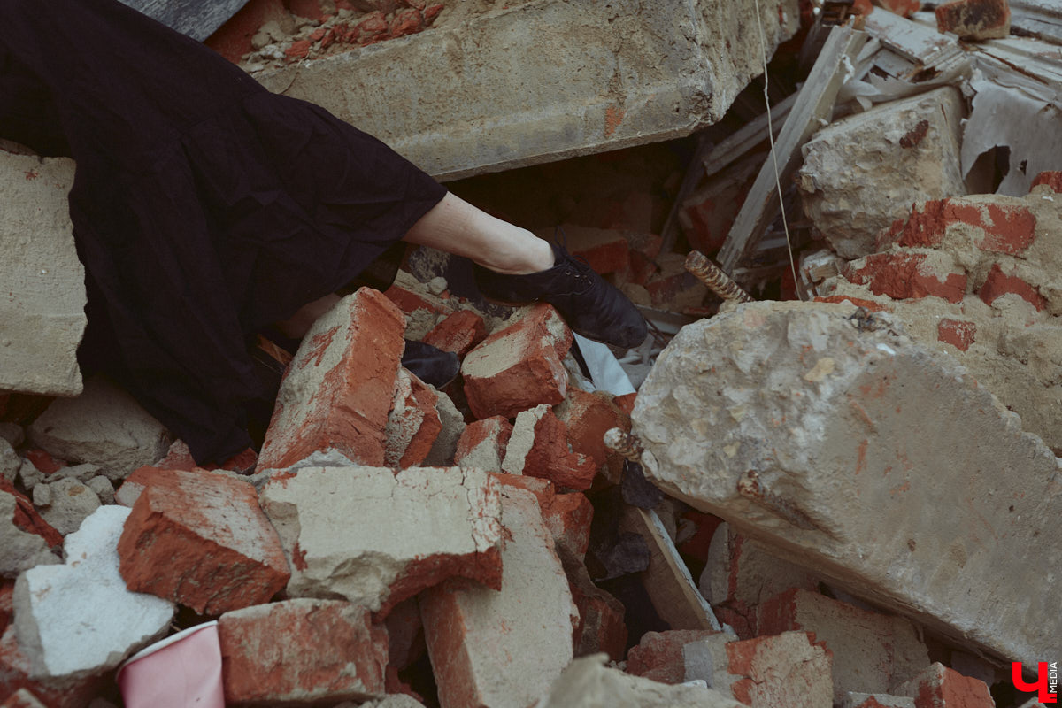 Вы наверняка слышали про обрушение части фасада на втором этаже здания № 84 на Большой Московской. В итоге состояние некоторых строений Владимира снова стало поводом для беспокойства людей. Старинные объекты в самом сердце города в один миг превращаются в груду камней. Яркий тому пример — руины на месте дома № 18 на 2-й Никольской, которые не просто так послужили площадкой для творческого экспириенса. Перформанс нацелен привлечь внимание общественности к ставшей уже острой проблеме.