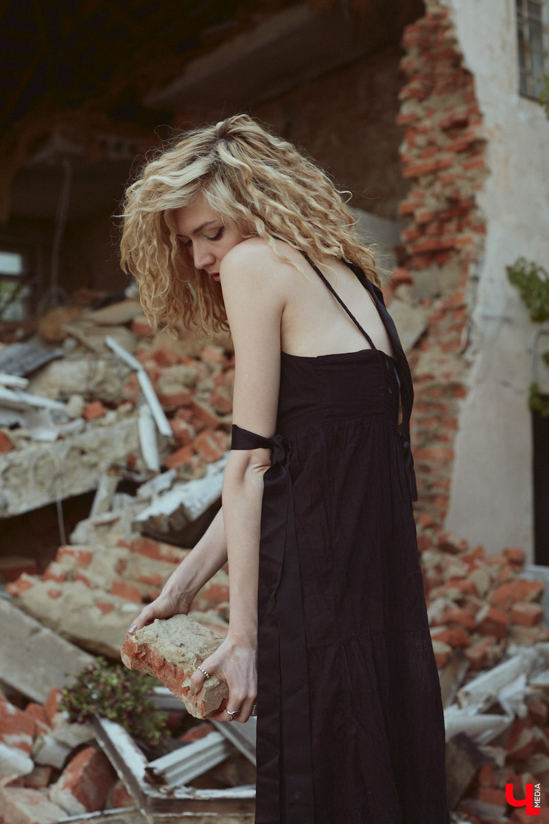 Вы наверняка слышали про обрушение части фасада на втором этаже здания № 84 на Большой Московской. В итоге состояние некоторых строений Владимира снова стало поводом для беспокойства людей. Старинные объекты в самом сердце города в один миг превращаются в груду камней. Яркий тому пример — руины на месте дома № 18 на 2-й Никольской, которые не просто так послужили площадкой для творческого экспириенса. Перформанс нацелен привлечь внимание общественности к ставшей уже острой проблеме.