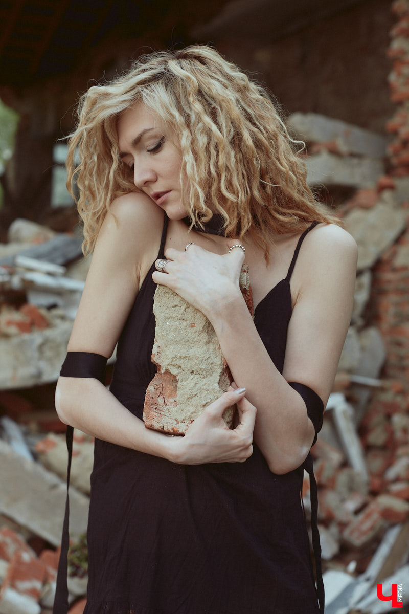 Вы наверняка слышали про обрушение части фасада на втором этаже здания № 84 на Большой Московской. В итоге состояние некоторых строений Владимира снова стало поводом для беспокойства людей. Старинные объекты в самом сердце города в один миг превращаются в груду камней. Яркий тому пример — руины на месте дома № 18 на 2-й Никольской, которые не просто так послужили площадкой для творческого экспириенса. Перформанс нацелен привлечь внимание общественности к ставшей уже острой проблеме.