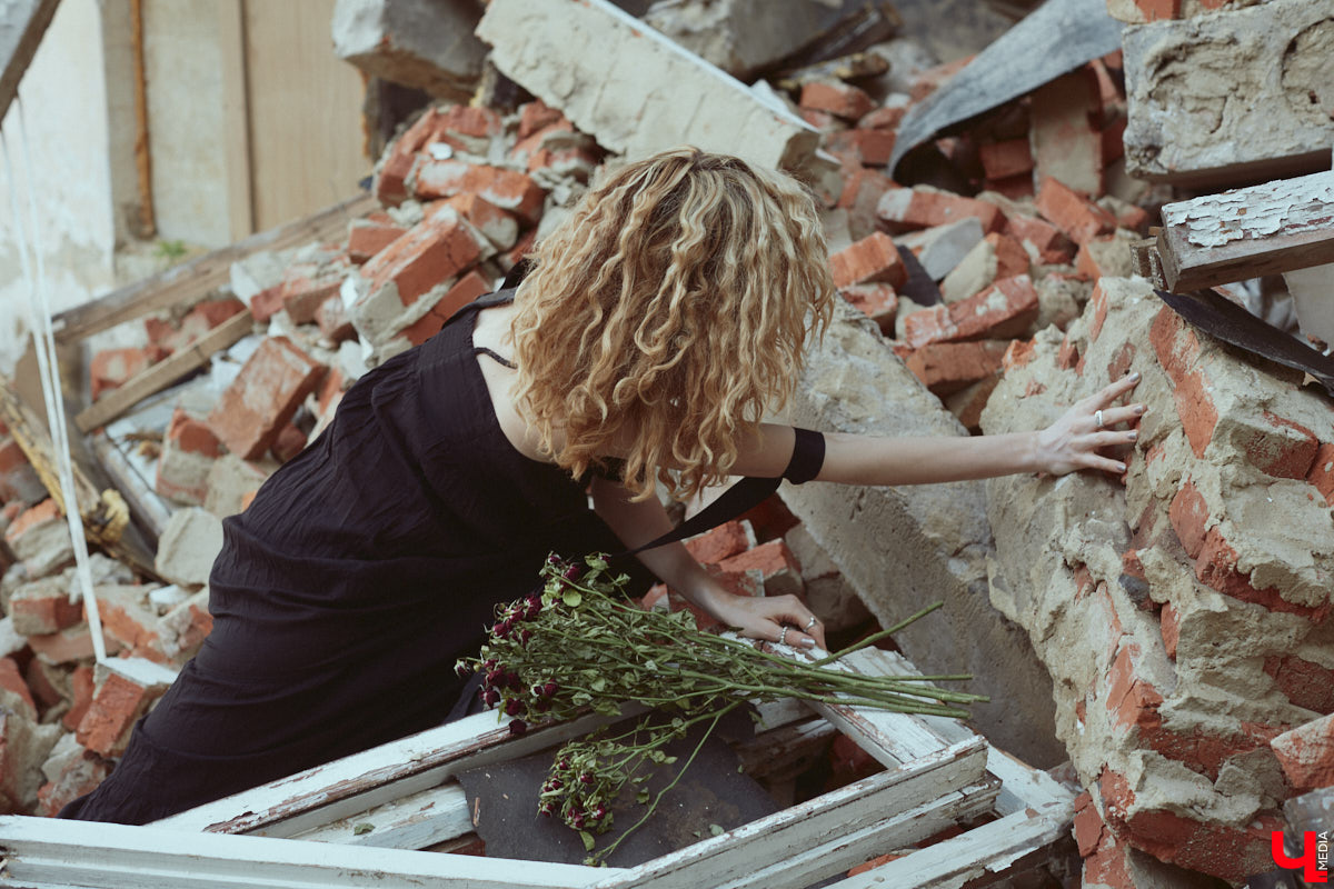 Вы наверняка слышали про обрушение части фасада на втором этаже здания № 84 на Большой Московской. В итоге состояние некоторых строений Владимира снова стало поводом для беспокойства людей. Старинные объекты в самом сердце города в один миг превращаются в груду камней. Яркий тому пример — руины на месте дома № 18 на 2-й Никольской, которые не просто так послужили площадкой для творческого экспириенса. Перформанс нацелен привлечь внимание общественности к ставшей уже острой проблеме.