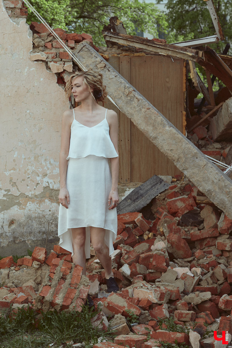 Вы наверняка слышали про обрушение части фасада на втором этаже здания № 84 на Большой Московской. В итоге состояние некоторых строений Владимира снова стало поводом для беспокойства людей. Старинные объекты в самом сердце города в один миг превращаются в груду камней. Яркий тому пример — руины на месте дома № 18 на 2-й Никольской, которые не просто так послужили площадкой для творческого экспириенса. Перформанс нацелен привлечь внимание общественности к ставшей уже острой проблеме.