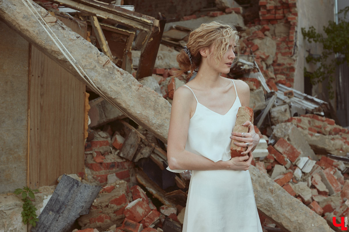 Вы наверняка слышали про обрушение части фасада на втором этаже здания № 84 на Большой Московской. В итоге состояние некоторых строений Владимира снова стало поводом для беспокойства людей. Старинные объекты в самом сердце города в один миг превращаются в груду камней. Яркий тому пример — руины на месте дома № 18 на 2-й Никольской, которые не просто так послужили площадкой для творческого экспириенса. Перформанс нацелен привлечь внимание общественности к ставшей уже острой проблеме.