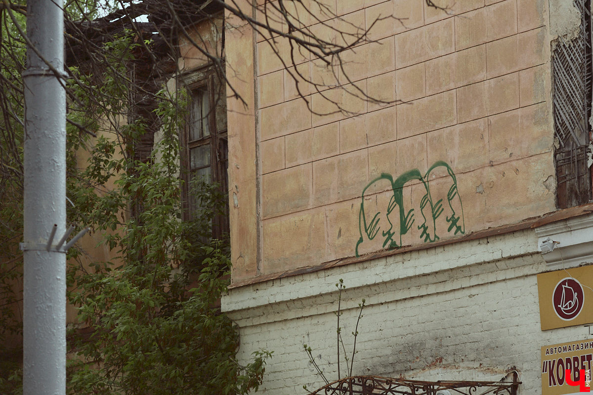 Вы наверняка слышали про обрушение части фасада на втором этаже здания № 84 на Большой Московской. В итоге состояние некоторых строений Владимира снова стало поводом для беспокойства людей. Старинные объекты в самом сердце города в один миг превращаются в груду камней. Яркий тому пример — руины на месте дома № 18 на 2-й Никольской, которые не просто так послужили площадкой для творческого экспириенса. Перформанс нацелен привлечь внимание общественности к ставшей уже острой проблеме.