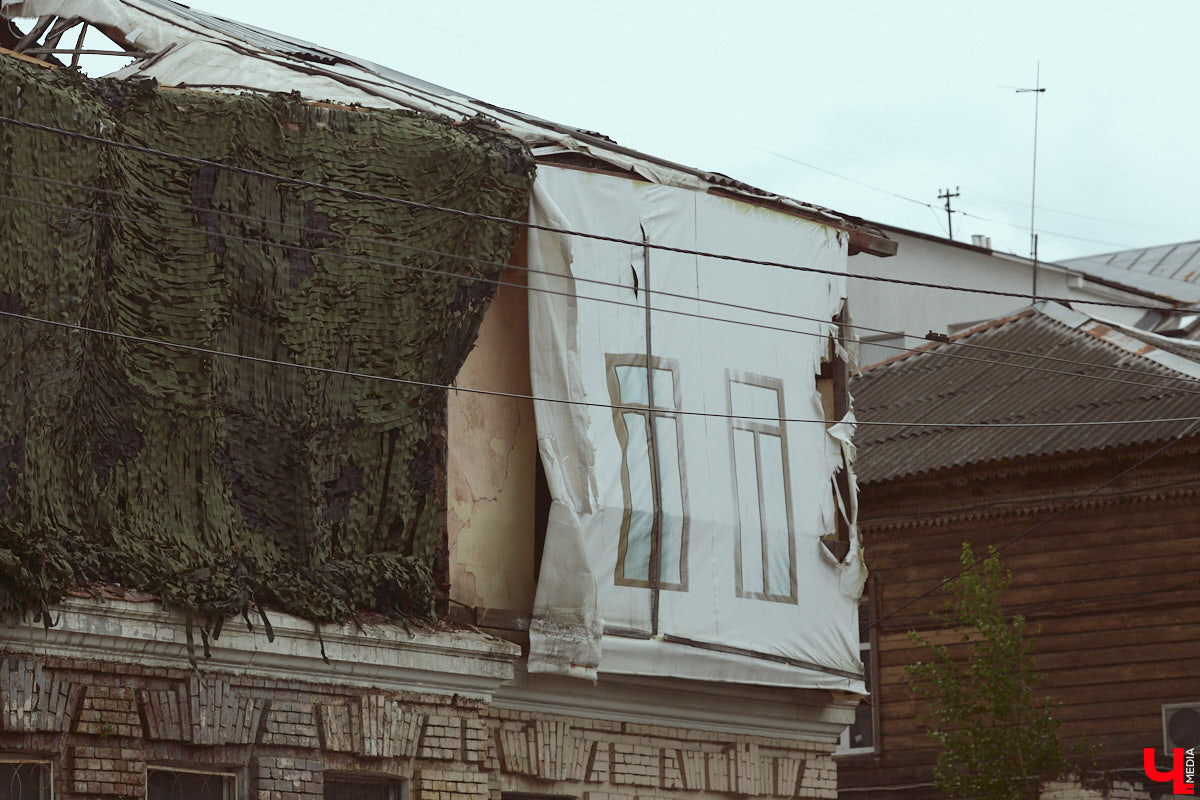 Вы наверняка слышали про обрушение части фасада на втором этаже здания № 84 на Большой Московской. В итоге состояние некоторых строений Владимира снова стало поводом для беспокойства людей. Старинные объекты в самом сердце города в один миг превращаются в груду камней. Яркий тому пример — руины на месте дома № 18 на 2-й Никольской, которые не просто так послужили площадкой для творческого экспириенса. Перформанс нацелен привлечь внимание общественности к ставшей уже острой проблеме.