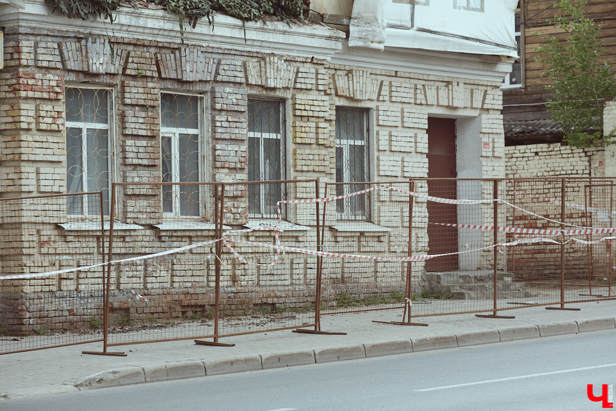 Вы наверняка слышали про обрушение части фасада на втором этаже здания № 84 на Большой Московской. В итоге состояние некоторых строений Владимира снова стало поводом для беспокойства людей. Старинные объекты в самом сердце города в один миг превращаются в груду камней. Яркий тому пример — руины на месте дома № 18 на 2-й Никольской, которые не просто так послужили площадкой для творческого экспириенса. Перформанс нацелен привлечь внимание общественности к ставшей уже острой проблеме.