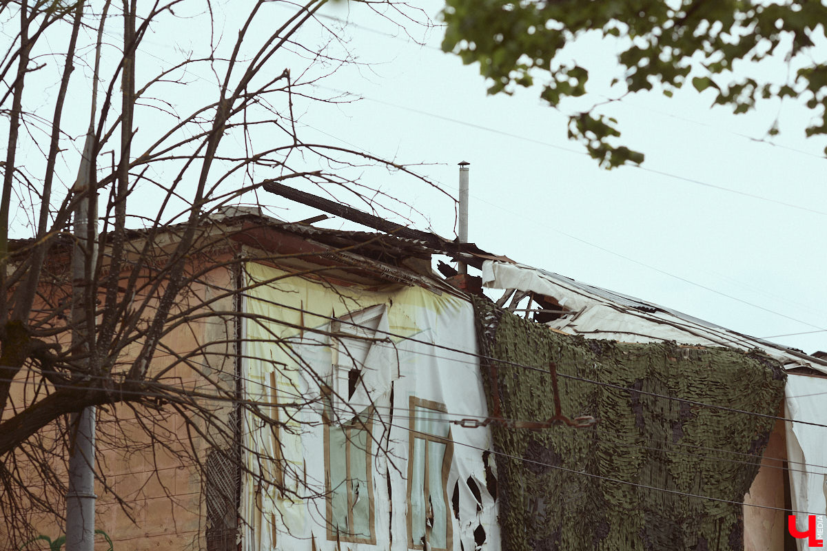 Вы наверняка слышали про обрушение части фасада на втором этаже здания № 84 на Большой Московской. В итоге состояние некоторых строений Владимира снова стало поводом для беспокойства людей. Старинные объекты в самом сердце города в один миг превращаются в груду камней. Яркий тому пример — руины на месте дома № 18 на 2-й Никольской, которые не просто так послужили площадкой для творческого экспириенса. Перформанс нацелен привлечь внимание общественности к ставшей уже острой проблеме.