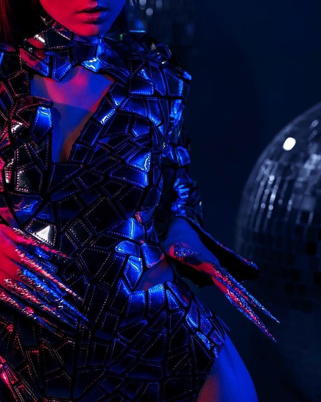 Визуал-творчество — это постоянный поиск вдохновения, и на помощь создателям прекрасного зачастую приходят тренды. Один из наиболее популярных сейчас — неон. Яркий свет, отправляющий нас прямиком в какую-нибудь антиутопическую картину или игру, обыгрывают самыми разными способами. Как это делают владимирские фотографы, смотрите в нашей подборке.