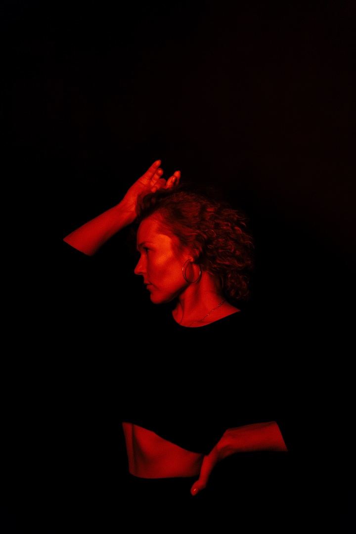 Визуал-творчество — это постоянный поиск вдохновения, и на помощь создателям прекрасного зачастую приходят тренды. Один из наиболее популярных сейчас — неон. Яркий свет, отправляющий нас прямиком в какую-нибудь антиутопическую картину или игру, обыгрывают самыми разными способами. Как это делают владимирские фотографы, смотрите в нашей подборке.