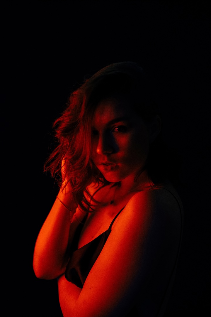 Визуал-творчество — это постоянный поиск вдохновения, и на помощь создателям прекрасного зачастую приходят тренды. Один из наиболее популярных сейчас — неон. Яркий свет, отправляющий нас прямиком в какую-нибудь антиутопическую картину или игру, обыгрывают самыми разными способами. Как это делают владимирские фотографы, смотрите в нашей подборке.