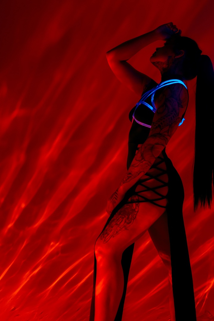 Визуал-творчество — это постоянный поиск вдохновения, и на помощь создателям прекрасного зачастую приходят тренды. Один из наиболее популярных сейчас — неон. Яркий свет, отправляющий нас прямиком в какую-нибудь антиутопическую картину или игру, обыгрывают самыми разными способами. Как это делают владимирские фотографы, смотрите в нашей подборке.