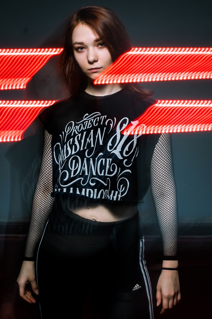 Визуал-творчество — это постоянный поиск вдохновения, и на помощь создателям прекрасного зачастую приходят тренды. Один из наиболее популярных сейчас — неон. Яркий свет, отправляющий нас прямиком в какую-нибудь антиутопическую картину или игру, обыгрывают самыми разными способами. Как это делают владимирские фотографы, смотрите в нашей подборке.