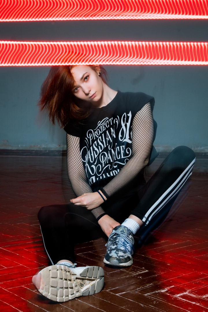 Визуал-творчество — это постоянный поиск вдохновения, и на помощь создателям прекрасного зачастую приходят тренды. Один из наиболее популярных сейчас — неон. Яркий свет, отправляющий нас прямиком в какую-нибудь антиутопическую картину или игру, обыгрывают самыми разными способами. Как это делают владимирские фотографы, смотрите в нашей подборке.