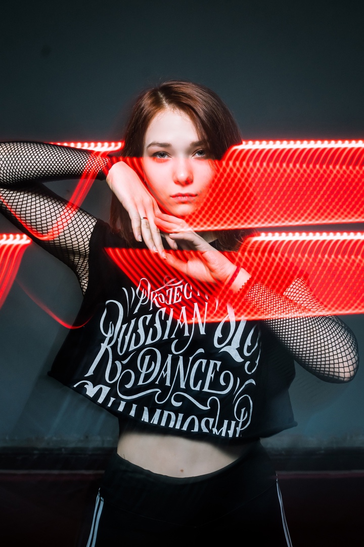 Визуал-творчество — это постоянный поиск вдохновения, и на помощь создателям прекрасного зачастую приходят тренды. Один из наиболее популярных сейчас — неон. Яркий свет, отправляющий нас прямиком в какую-нибудь антиутопическую картину или игру, обыгрывают самыми разными способами. Как это делают владимирские фотографы, смотрите в нашей подборке.