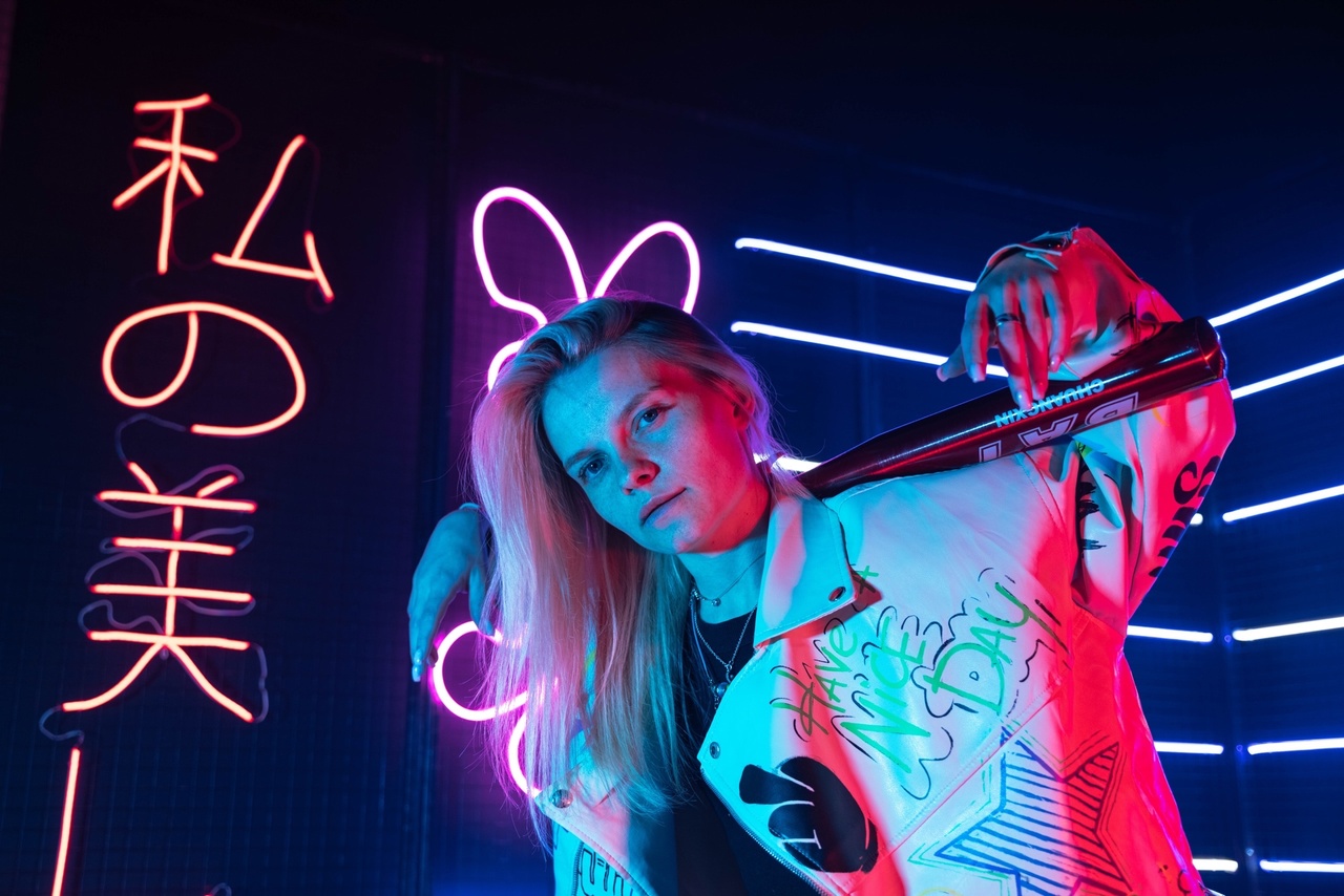 Визуал-творчество — это постоянный поиск вдохновения, и на помощь создателям прекрасного зачастую приходят тренды. Один из наиболее популярных сейчас — неон. Яркий свет, отправляющий нас прямиком в какую-нибудь антиутопическую картину или игру, обыгрывают самыми разными способами. Как это делают владимирские фотографы, смотрите в нашей подборке.