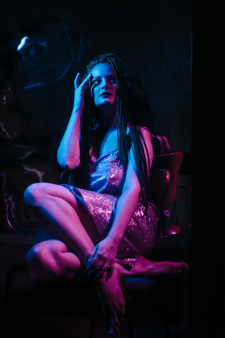 Визуал-творчество — это постоянный поиск вдохновения, и на помощь создателям прекрасного зачастую приходят тренды. Один из наиболее популярных сейчас — неон. Яркий свет, отправляющий нас прямиком в какую-нибудь антиутопическую картину или игру, обыгрывают самыми разными способами. Как это делают владимирские фотографы, смотрите в нашей подборке.