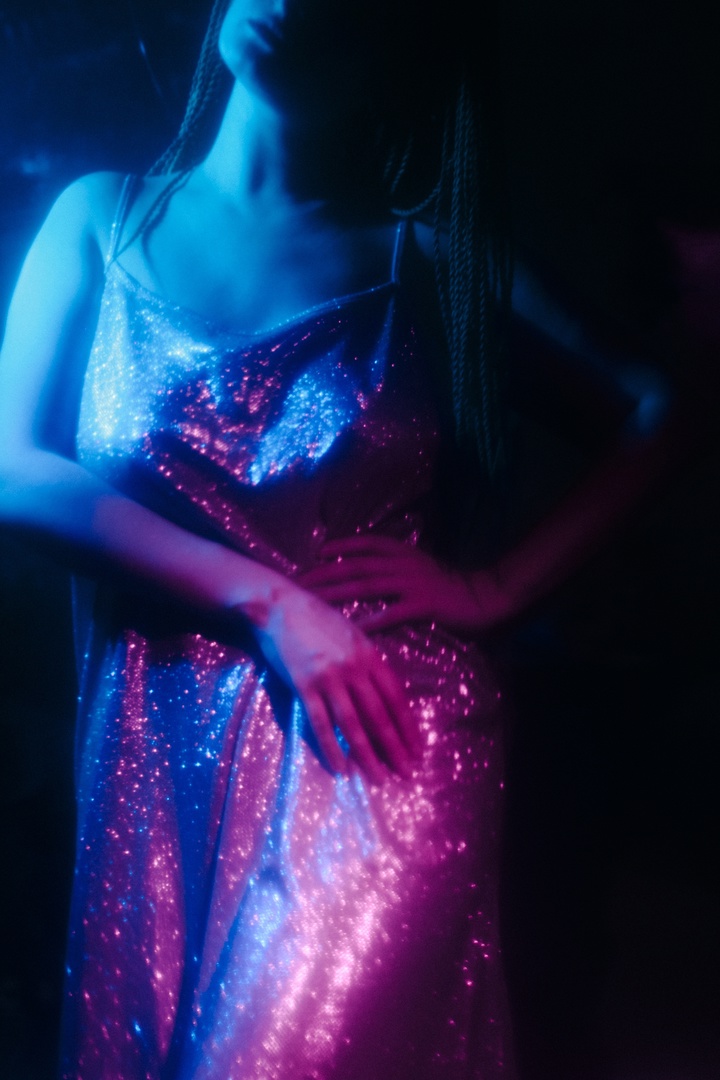 Визуал-творчество — это постоянный поиск вдохновения, и на помощь создателям прекрасного зачастую приходят тренды. Один из наиболее популярных сейчас — неон. Яркий свет, отправляющий нас прямиком в какую-нибудь антиутопическую картину или игру, обыгрывают самыми разными способами. Как это делают владимирские фотографы, смотрите в нашей подборке.