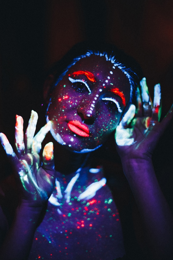 Визуал-творчество — это постоянный поиск вдохновения, и на помощь создателям прекрасного зачастую приходят тренды. Один из наиболее популярных сейчас — неон. Яркий свет, отправляющий нас прямиком в какую-нибудь антиутопическую картину или игру, обыгрывают самыми разными способами. Как это делают владимирские фотографы, смотрите в нашей подборке.