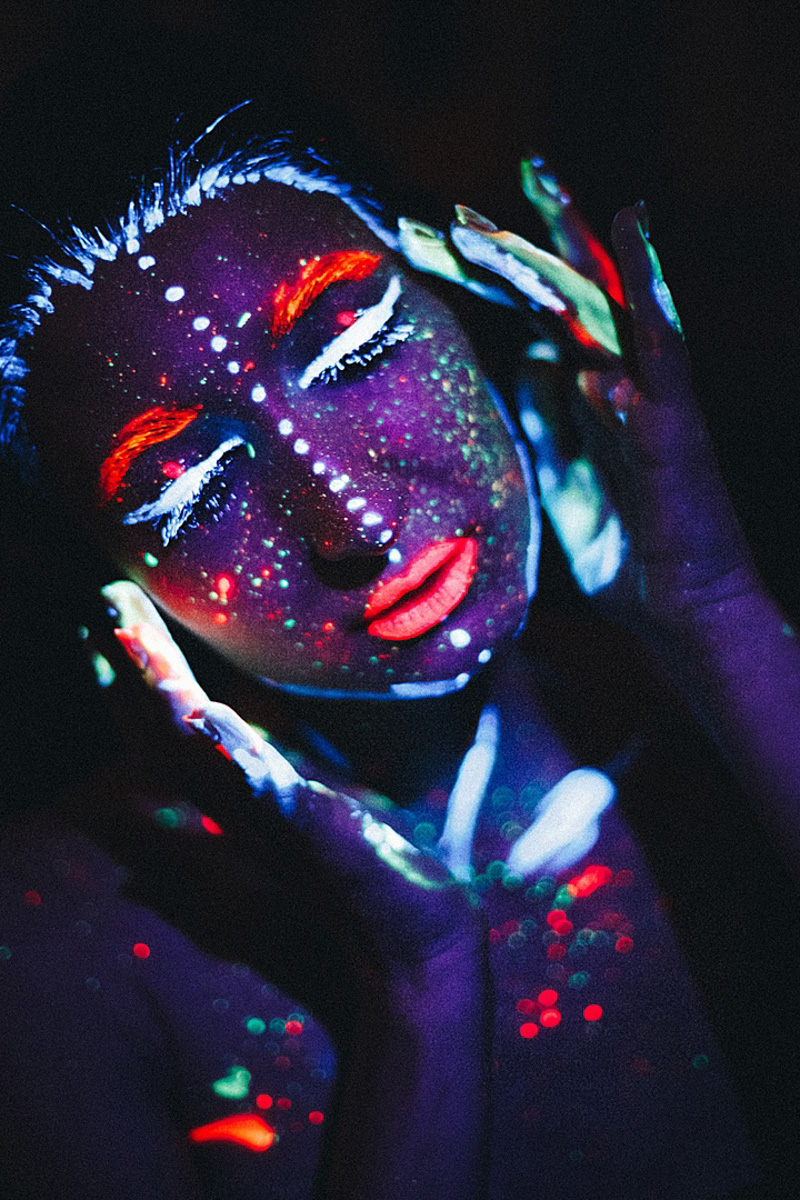 Визуал-творчество — это постоянный поиск вдохновения, и на помощь создателям прекрасного зачастую приходят тренды. Один из наиболее популярных сейчас — неон. Яркий свет, отправляющий нас прямиком в какую-нибудь антиутопическую картину или игру, обыгрывают самыми разными способами. Как это делают владимирские фотографы, смотрите в нашей подборке.