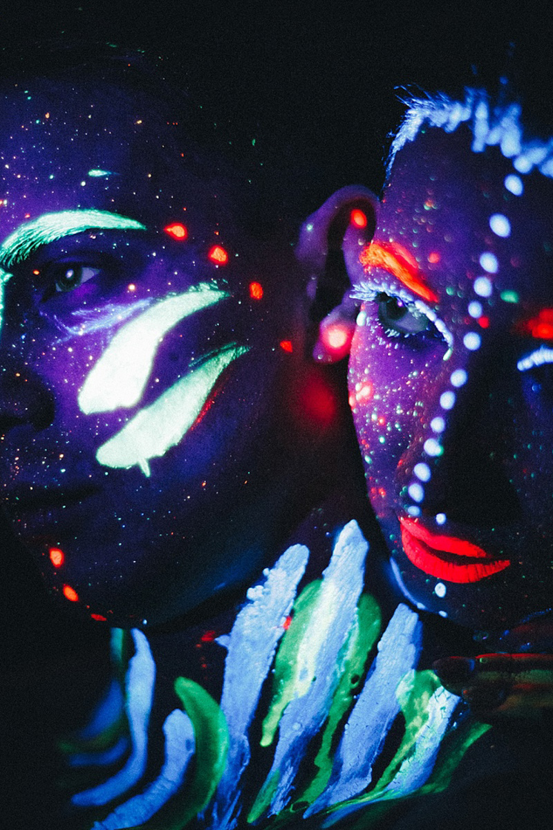 Визуал-творчество — это постоянный поиск вдохновения, и на помощь создателям прекрасного зачастую приходят тренды. Один из наиболее популярных сейчас — неон. Яркий свет, отправляющий нас прямиком в какую-нибудь антиутопическую картину или игру, обыгрывают самыми разными способами. Как это делают владимирские фотографы, смотрите в нашей подборке.