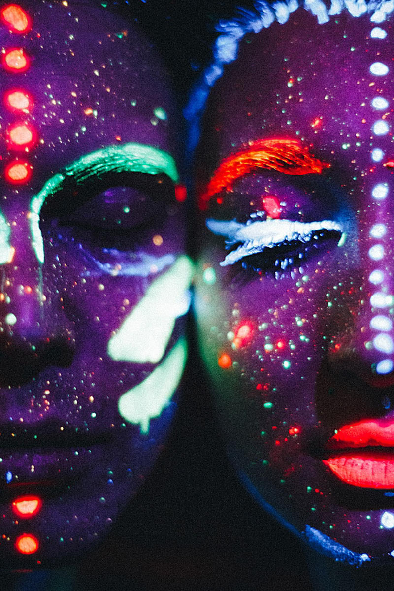 Визуал-творчество — это постоянный поиск вдохновения, и на помощь создателям прекрасного зачастую приходят тренды. Один из наиболее популярных сейчас — неон. Яркий свет, отправляющий нас прямиком в какую-нибудь антиутопическую картину или игру, обыгрывают самыми разными способами. Как это делают владимирские фотографы, смотрите в нашей подборке.