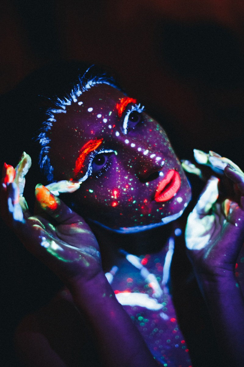 Визуал-творчество — это постоянный поиск вдохновения, и на помощь создателям прекрасного зачастую приходят тренды. Один из наиболее популярных сейчас — неон. Яркий свет, отправляющий нас прямиком в какую-нибудь антиутопическую картину или игру, обыгрывают самыми разными способами. Как это делают владимирские фотографы, смотрите в нашей подборке.