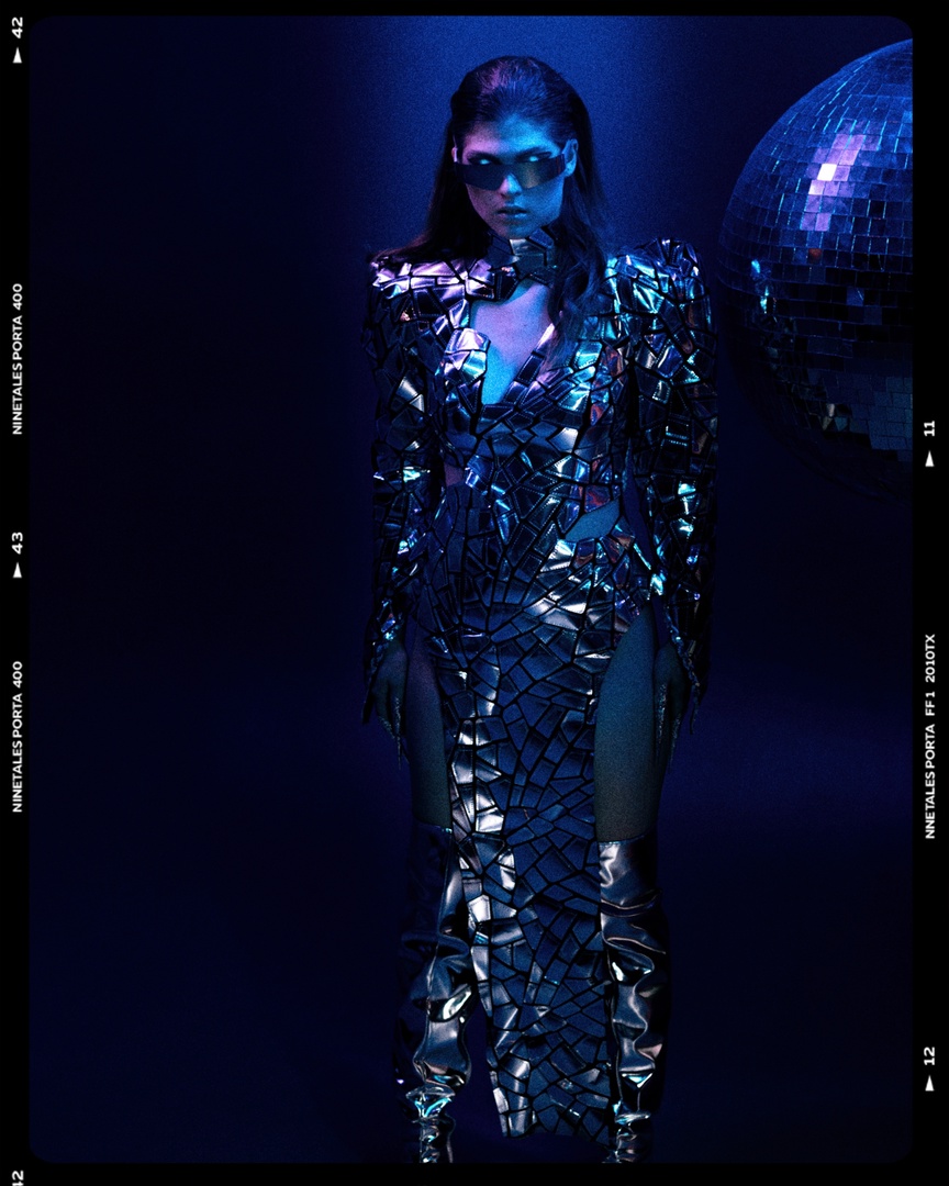 Визуал-творчество — это постоянный поиск вдохновения, и на помощь создателям прекрасного зачастую приходят тренды. Один из наиболее популярных сейчас — неон. Яркий свет, отправляющий нас прямиком в какую-нибудь антиутопическую картину или игру, обыгрывают самыми разными способами. Как это делают владимирские фотографы, смотрите в нашей подборке.