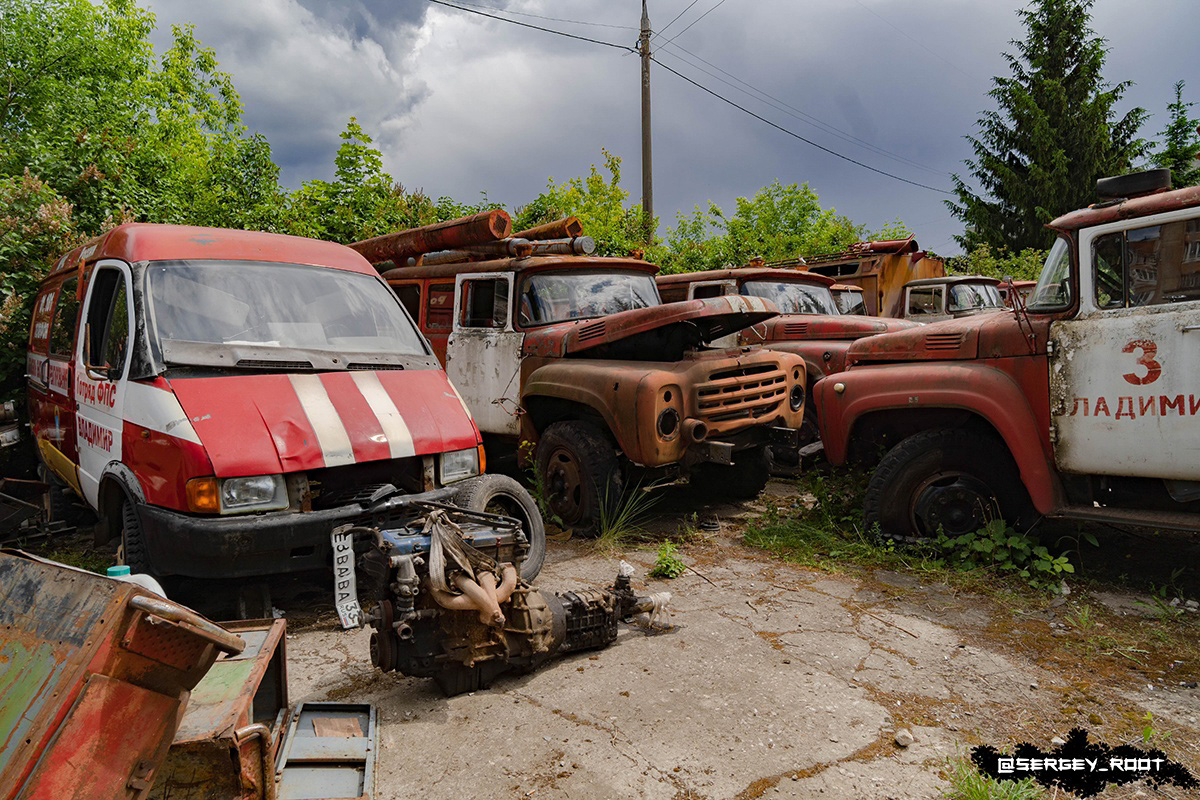 Кадры заброшенной пожарной техники вызвали противоречивые эмоции у подписчиков владимирских «Подслушек». Неужели в областной столице действительно есть целое кладбище никому не нужных автомобилей? И где же оно тогда находится? «Ключ-Медиа» нашел ответы на эти вопросы.