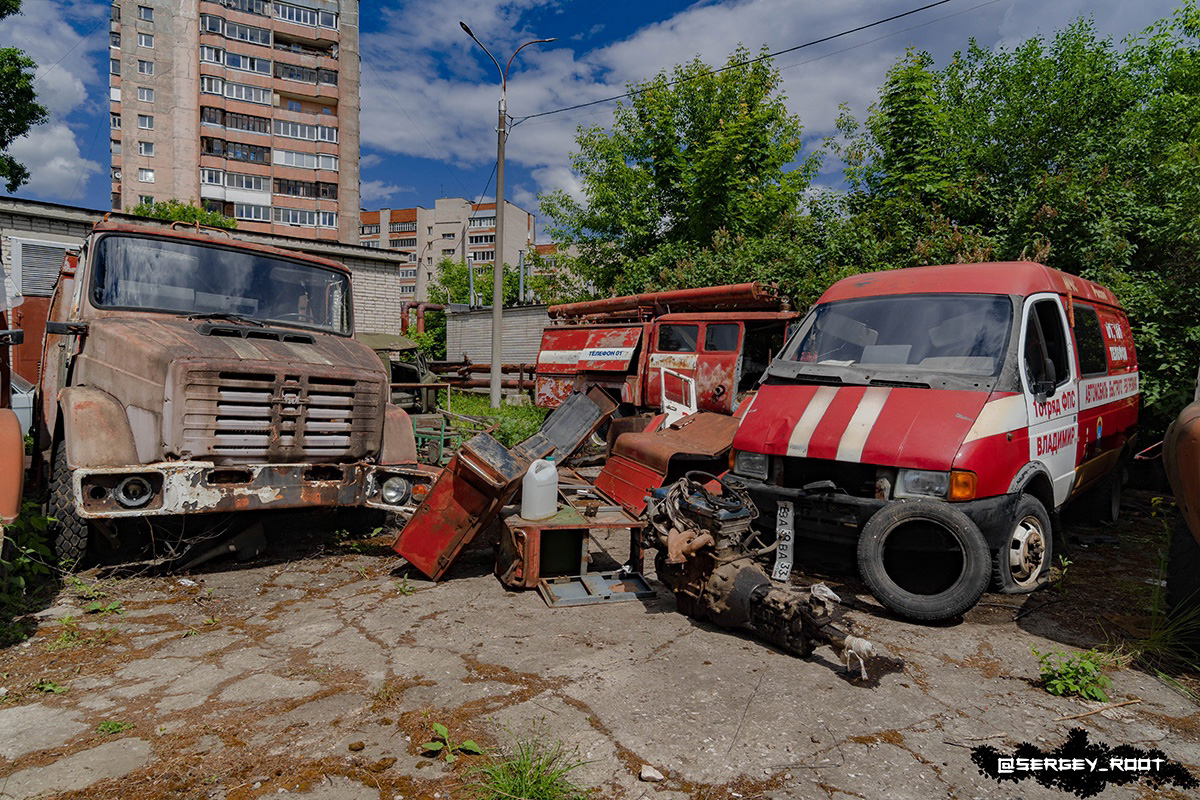 Кадры заброшенной пожарной техники вызвали противоречивые эмоции у подписчиков владимирских «Подслушек». Неужели в областной столице действительно есть целое кладбище никому не нужных автомобилей? И где же оно тогда находится? «Ключ-Медиа» нашел ответы на эти вопросы.