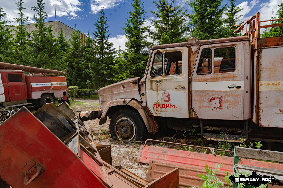 Кадры заброшенной пожарной техники вызвали противоречивые эмоции у подписчиков владимирских «Подслушек». Неужели в областной столице действительно есть целое кладбище никому не нужных автомобилей? И где же оно тогда находится? «Ключ-Медиа» нашел ответы на эти вопросы.