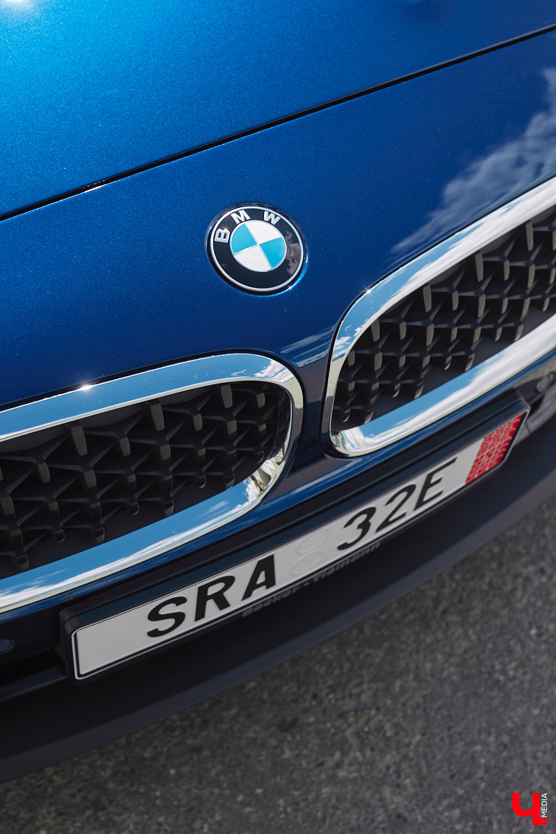 Житель Владимира приобрел двухместный кабриолет марки BMW, причем по параллельному импорту и за немалые деньги. Презентовать спорткар молодой человек решил именно «Ключ-Медиа» прямо в автосервисе. Там же модель с откидной крышей и протестировали. Предлагаем оценить последнюю версию родстера в нашем фоторепортаже!