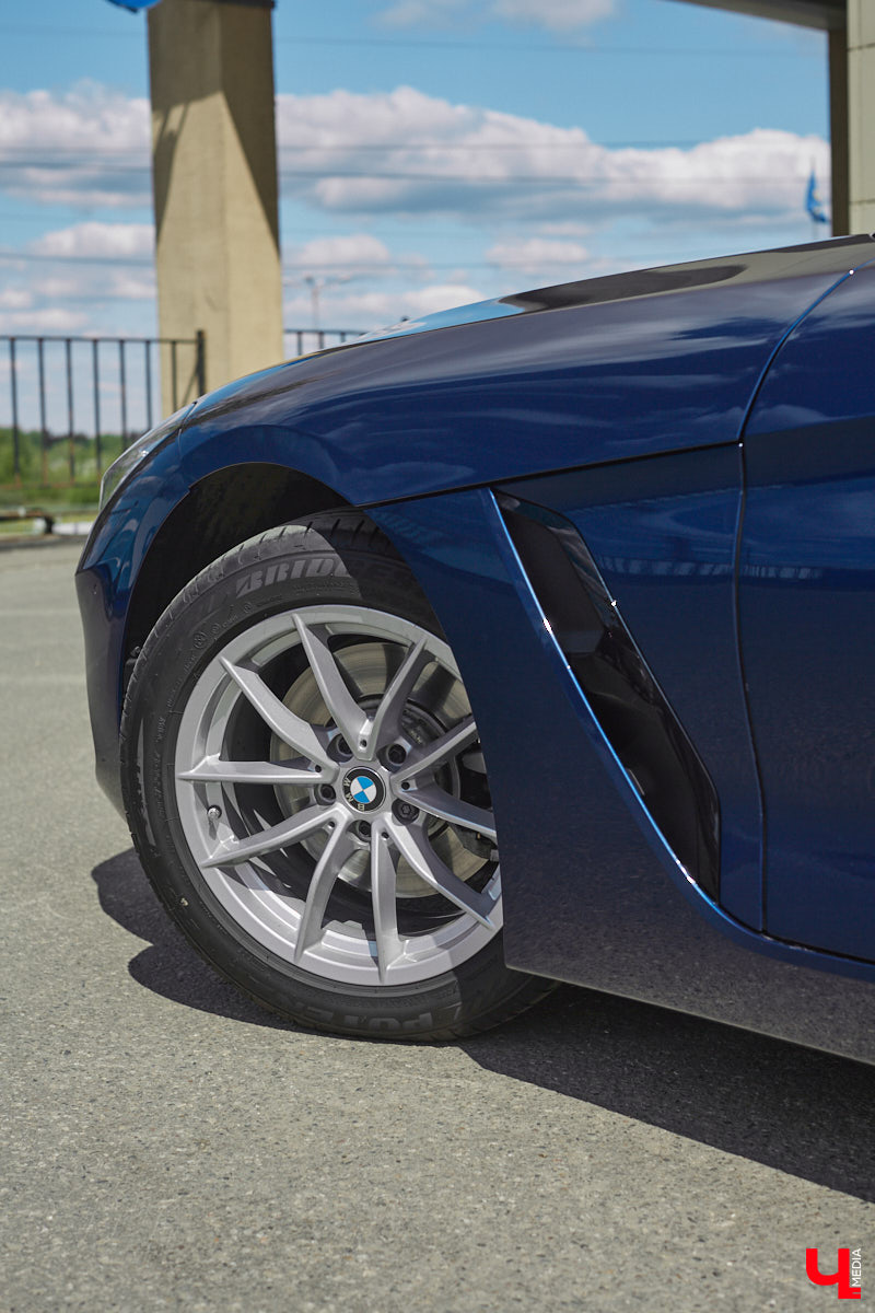 Житель Владимира приобрел двухместный кабриолет марки BMW, причем по параллельному импорту и за немалые деньги. Презентовать спорткар молодой человек решил именно «Ключ-Медиа» прямо в автосервисе. Там же модель с откидной крышей и протестировали. Предлагаем оценить последнюю версию родстера в нашем фоторепортаже!