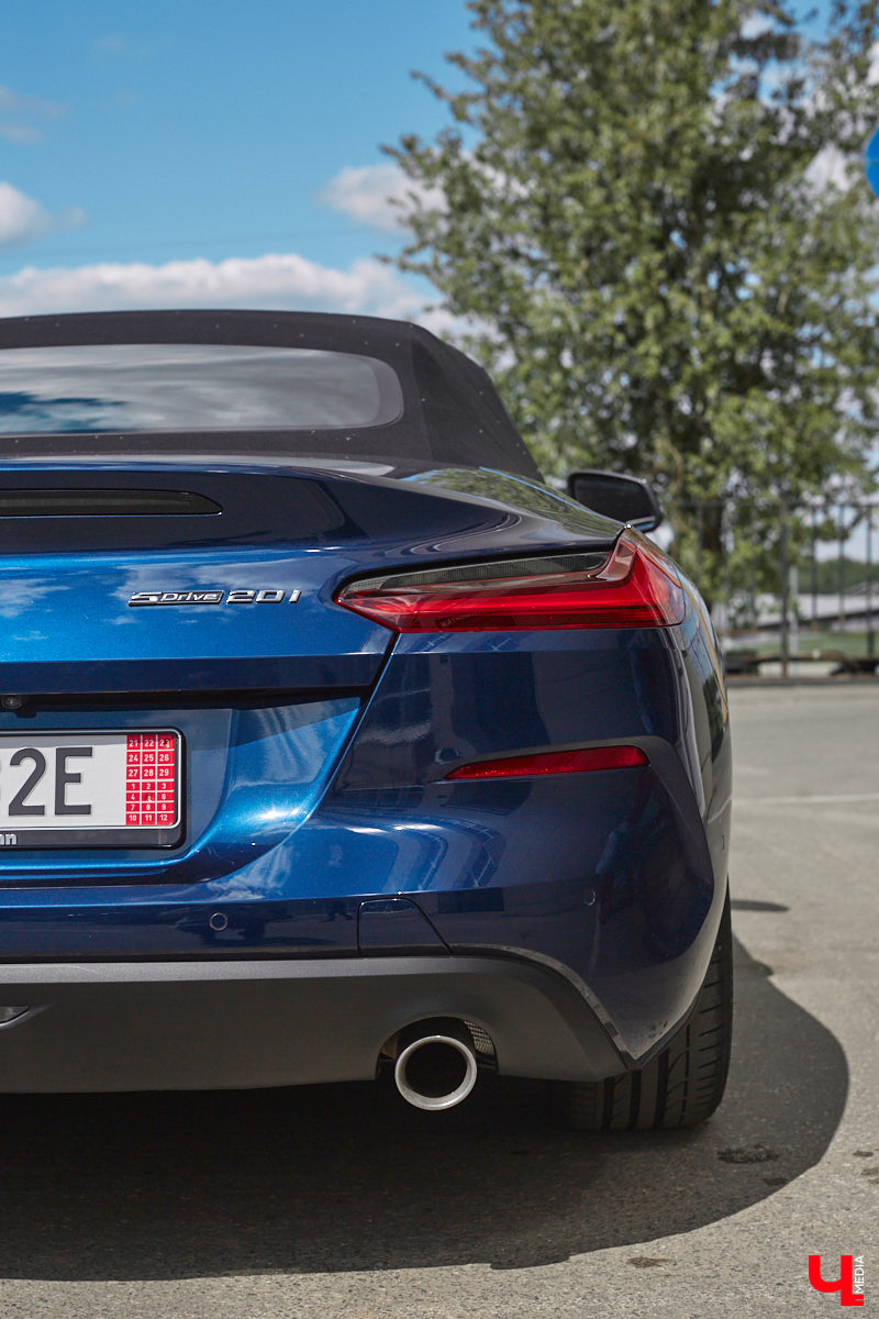 Житель Владимира приобрел двухместный кабриолет марки BMW, причем по параллельному импорту и за немалые деньги. Презентовать спорткар молодой человек решил именно «Ключ-Медиа» прямо в автосервисе. Там же модель с откидной крышей и протестировали. Предлагаем оценить последнюю версию родстера в нашем фоторепортаже!