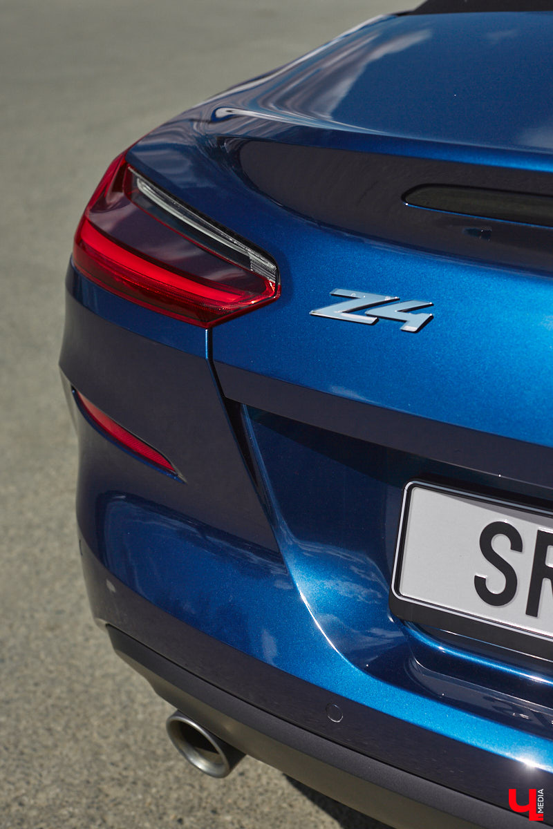 Житель Владимира приобрел двухместный кабриолет марки BMW, причем по параллельному импорту и за немалые деньги. Презентовать спорткар молодой человек решил именно «Ключ-Медиа» прямо в автосервисе. Там же модель с откидной крышей и протестировали. Предлагаем оценить последнюю версию родстера в нашем фоторепортаже!