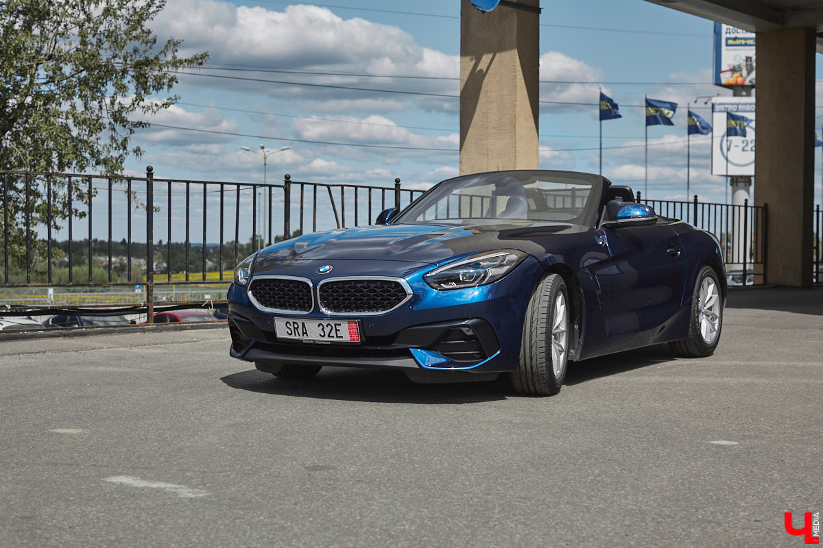Житель Владимира приобрел двухместный кабриолет марки BMW, причем по параллельному импорту и за немалые деньги. Презентовать спорткар молодой человек решил именно «Ключ-Медиа» прямо в автосервисе. Там же модель с откидной крышей и протестировали. Предлагаем оценить последнюю версию родстера в нашем фоторепортаже!