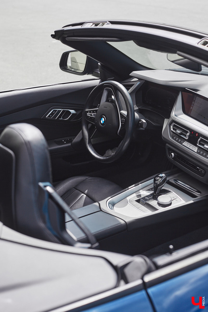 Житель Владимира приобрел двухместный кабриолет марки BMW, причем по параллельному импорту и за немалые деньги. Презентовать спорткар молодой человек решил именно «Ключ-Медиа» прямо в автосервисе. Там же модель с откидной крышей и протестировали. Предлагаем оценить последнюю версию родстера в нашем фоторепортаже!