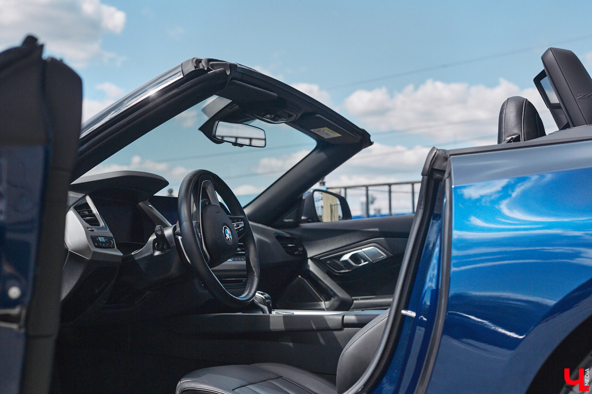 Житель Владимира приобрел двухместный кабриолет марки BMW, причем по параллельному импорту и за немалые деньги. Презентовать спорткар молодой человек решил именно «Ключ-Медиа» прямо в автосервисе. Там же модель с откидной крышей и протестировали. Предлагаем оценить последнюю версию родстера в нашем фоторепортаже!