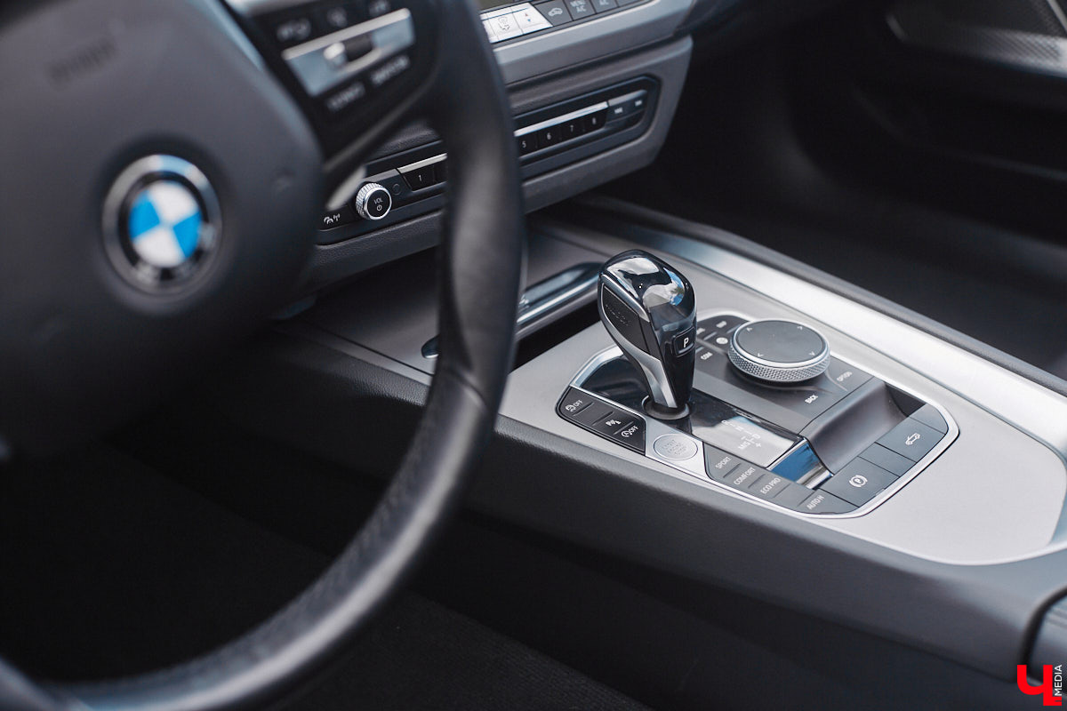 Житель Владимира приобрел двухместный кабриолет марки BMW, причем по параллельному импорту и за немалые деньги. Презентовать спорткар молодой человек решил именно «Ключ-Медиа» прямо в автосервисе. Там же модель с откидной крышей и протестировали. Предлагаем оценить последнюю версию родстера в нашем фоторепортаже!