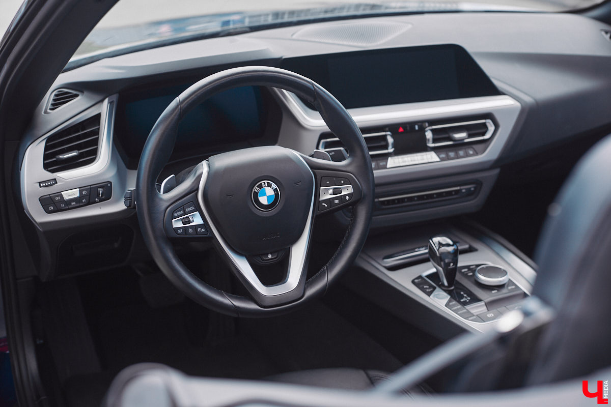 Житель Владимира приобрел двухместный кабриолет марки BMW, причем по параллельному импорту и за немалые деньги. Презентовать спорткар молодой человек решил именно «Ключ-Медиа» прямо в автосервисе. Там же модель с откидной крышей и протестировали. Предлагаем оценить последнюю версию родстера в нашем фоторепортаже!